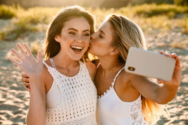 Δύο Νεαρές Καυκάσιες Χαρούμενες Γυναίκες Χαμογελούν Και Βγάζουν Selfie Στο — Φωτογραφία Αρχείου