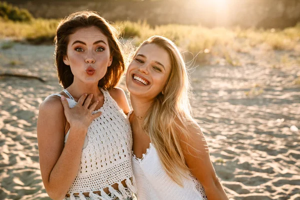 Duas Jovens Caucasianas Felizes Mulheres Sorrindo Olhando Para Câmera Enquanto — Fotografia de Stock