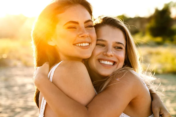 Dos Jóvenes Caucásicas Felices Mujeres Sonriendo Abrazándose Juntas Mientras Caminan — Foto de Stock