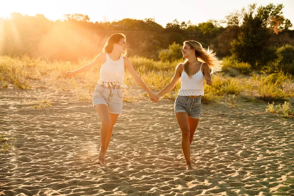 Zwei Junge Kaukasische Glückliche Frauen Die Freien Lächeln Und Händchen — Stockfoto