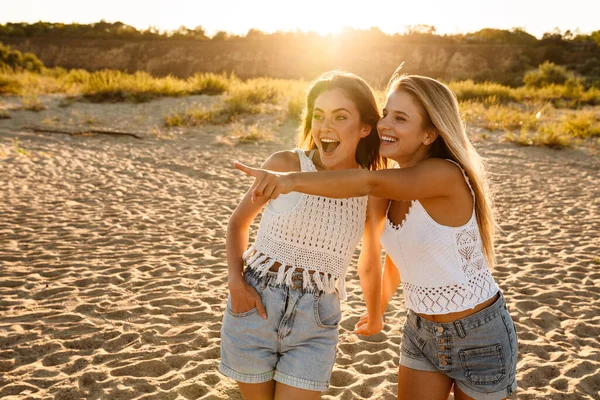 Twee Jonge Blanke Gelukkige Vrouwen Glimlachen Gebaren Vinger Opzij Tijdens — Stockfoto