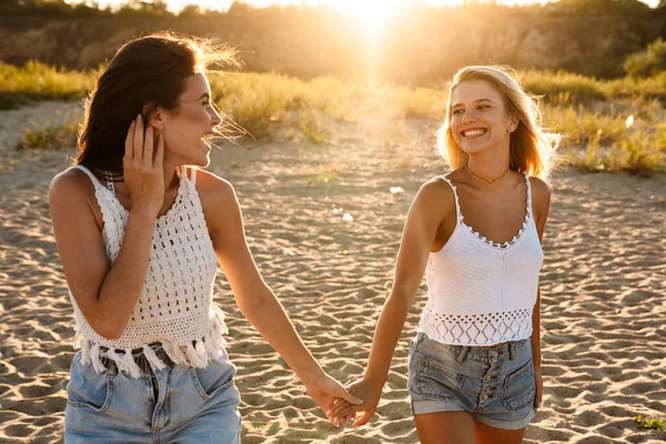 Duas Jovens Caucasianas Felizes Mulheres Sorrindo Mãos Dadas Enquanto Caminham — Fotografia de Stock