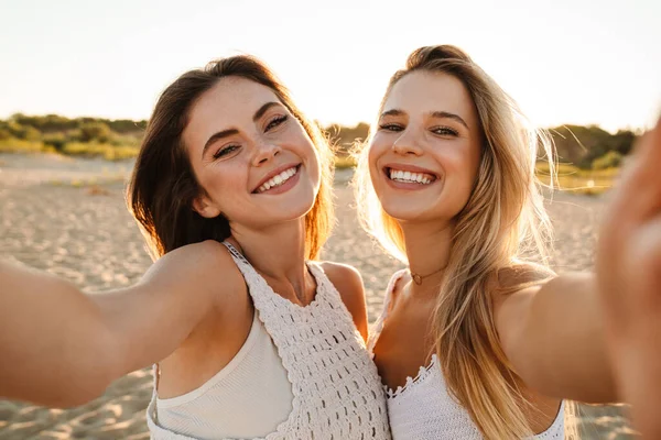 Due Giovani Donne Caucasiche Felici Sorridenti Scattare Foto Selfie Mentre — Foto Stock