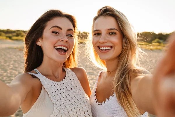 Dos Jóvenes Caucásicas Mujeres Felices Sonriendo Tomando Foto Selfie Mientras — Foto de Stock