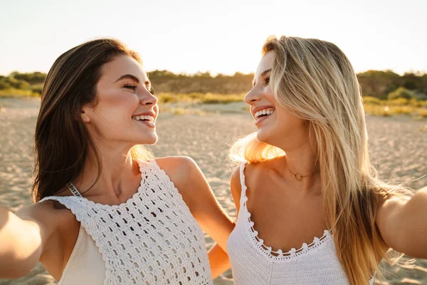 Kumsalda Yürürken Gülümseyen Selfie Çeken Iki Beyaz Kadın — Stok fotoğraf
