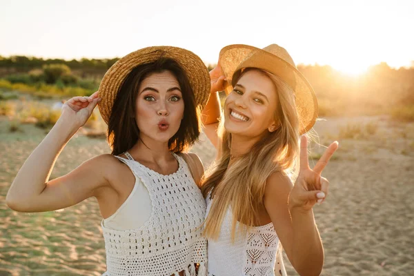 Δύο Νεαρές Καυκάσιες Χαρούμενες Γυναίκες Χαμογελούν Και Κάνουν Σήμα Ειρήνης — Φωτογραφία Αρχείου