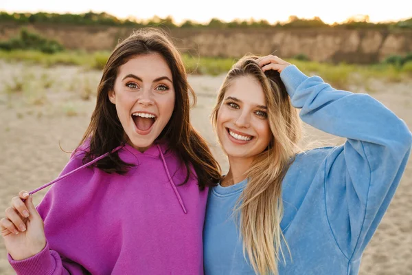Dos Jóvenes Caucásicas Mujeres Felices Sonriendo Mirando Cámara Mientras Caminan —  Fotos de Stock