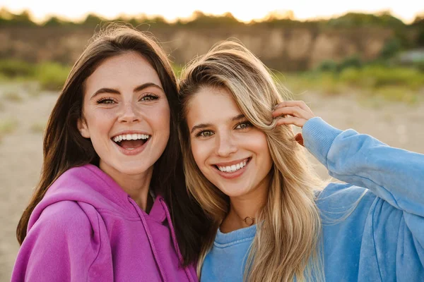Δύο Νεαρές Καυκάσιες Χαρούμενες Γυναίκες Χαμογελούν Και Κοιτάζουν Την Κάμερα — Φωτογραφία Αρχείου