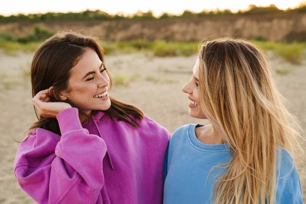 Dos Jóvenes Caucásicas Mujeres Felices Sonriendo Mirándose Mientras Caminan Playa — Foto de Stock