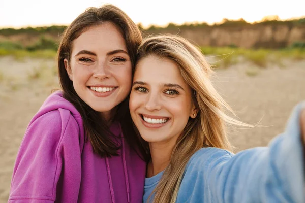 Due Giovani Donne Caucasiche Felici Sorridenti Scattare Foto Selfie Mentre — Foto Stock
