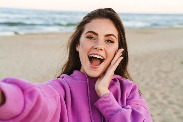 Young Caucasian Beautiful Woman Smiling Taking Selfie Photo While Walking — Stock Photo, Image