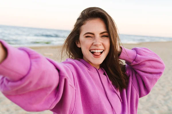 Young Caucasian Beautiful Woman Smiling Taking Selfie Photo While Walking — Stock Photo, Image