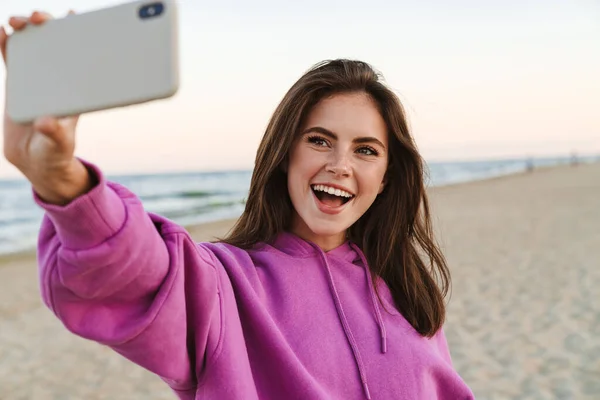 Młoda Biała Piękna Kobieta Uśmiecha Się Robi Selfie Zewnątrz Telefonu — Zdjęcie stockowe