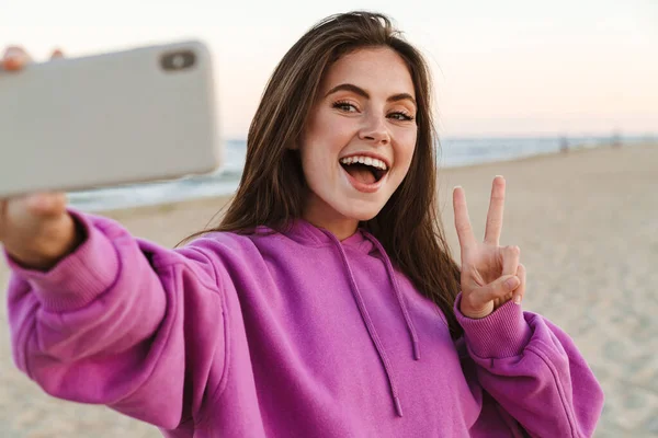 Joven Caucásica Hermosa Mujer Sonriendo Tomando Foto Selfie Teléfono Celular —  Fotos de Stock