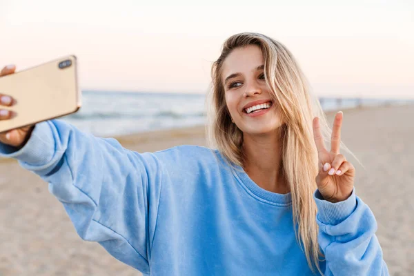 Młody Biały Blondynka Uśmiech Biorąc Selfie Zdjęcia Zewnątrz Telefon Komórkowy — Zdjęcie stockowe