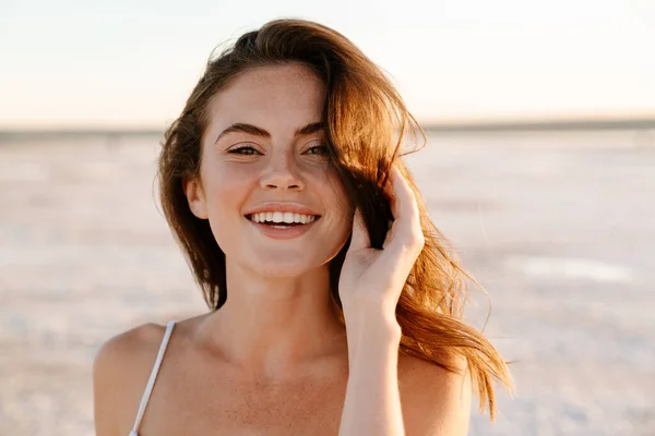 Obrázek Šťastné Mladé Hezké Dívky Kráčející Venku Pláži — Stock fotografie