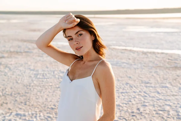 Foto Von Einem Schönen Jungen Hübschen Mädchen Fuß Freien Strand — Stockfoto