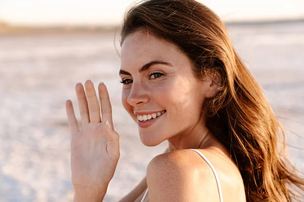 Bild Eines Fröhlichen Jungen Hübschen Mädchens Das Draußen Strand Spaziert — Stockfoto