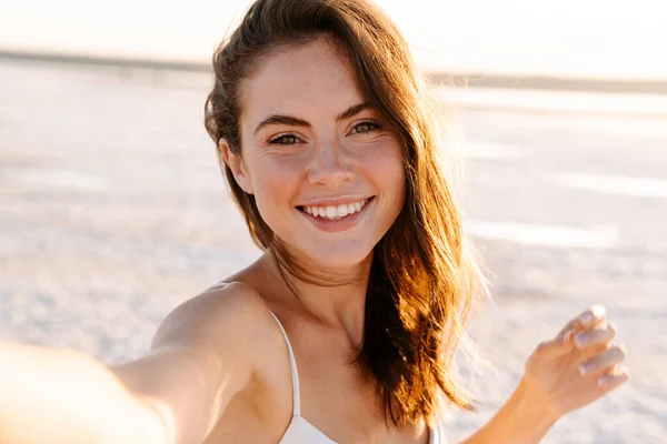 Imagem Uma Menina Bonita Bonito Alegre Jovem Andando Livre Praia — Fotografia de Stock