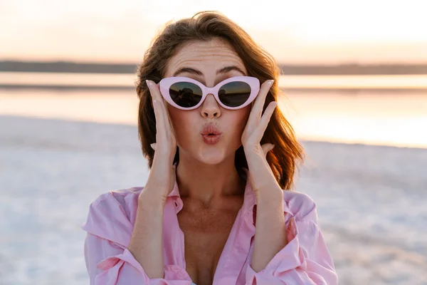 Image Shocked Surprised Young Pretty Girl Sunglasses Walking Outdoors Beach — Stock Photo, Image