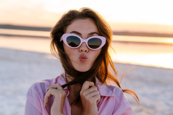 Image Cute Young Girl Sunglasses Posing Outdoors Beach — Stock Photo, Image