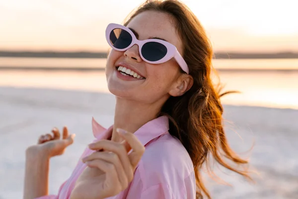 Imagem Uma Menina Sorridente Feliz Bonito Óculos Sol Posando Livre — Fotografia de Stock