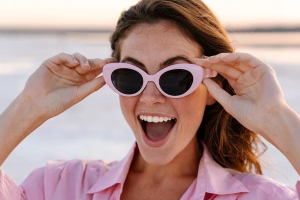 Immagine Una Giovane Ragazza Sorpresa Sorpresa Carina Occhiali Sole Che — Foto Stock