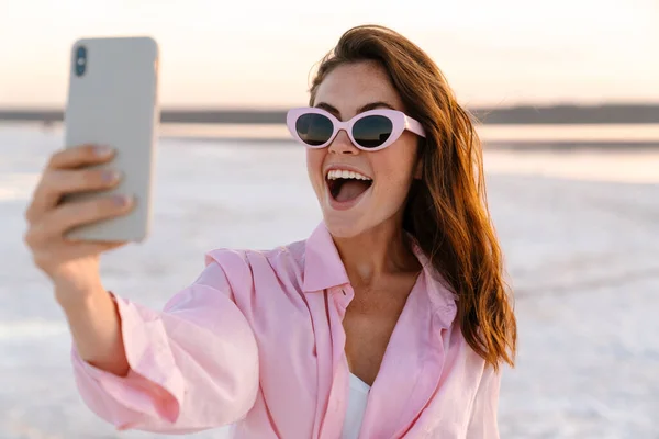 Imagen Una Linda Joven Sorprendida Gafas Sol Tomando Una Selfie —  Fotos de Stock