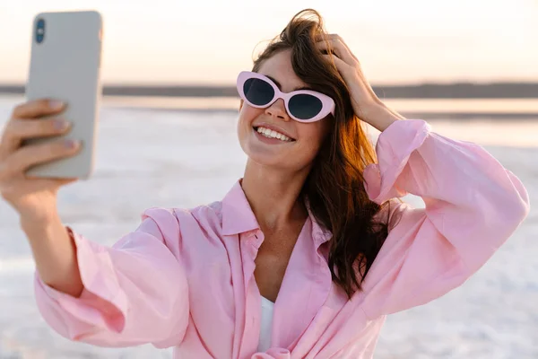 Imagem Uma Jovem Menina Feliz Óculos Sol Tirando Uma Selfie — Fotografia de Stock