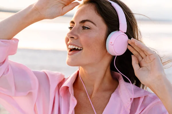 Image Une Jeune Fille Joyeuse Lunettes Soleil Écoutant Musique Par — Photo