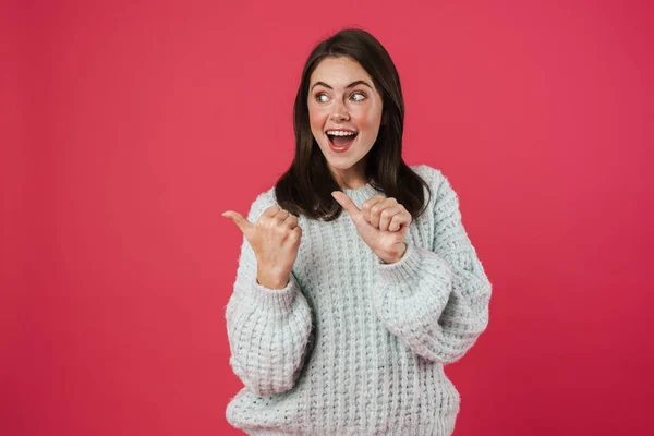 Afbeelding Van Opgewonden Mooi Meisje Wijzend Vingers Opzij Geïsoleerd Roze — Stockfoto