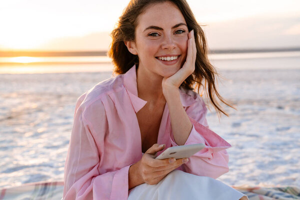 Image Smiling Young Pretty Girl Sitting Outdoors Beach Using Mobile — Stock Photo, Image