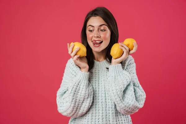 Bild Lycklig Vacker Flicka Poserar Med Armar Citroner Isolerade Över — Stockfoto