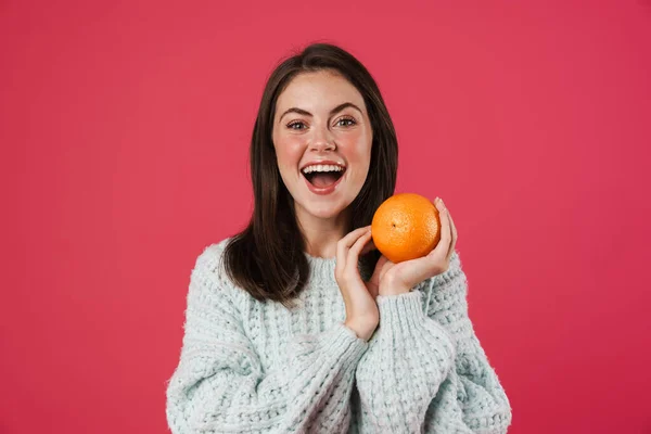 Glada Ung Flicka Som Håller Apelsiner Isolerade Över Rosa Bakgrund — Stockfoto