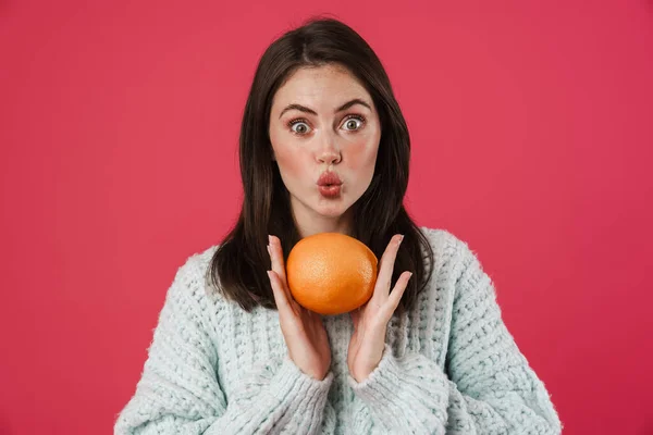 Glada Ung Flicka Som Håller Apelsiner Isolerade Över Rosa Bakgrund — Stockfoto
