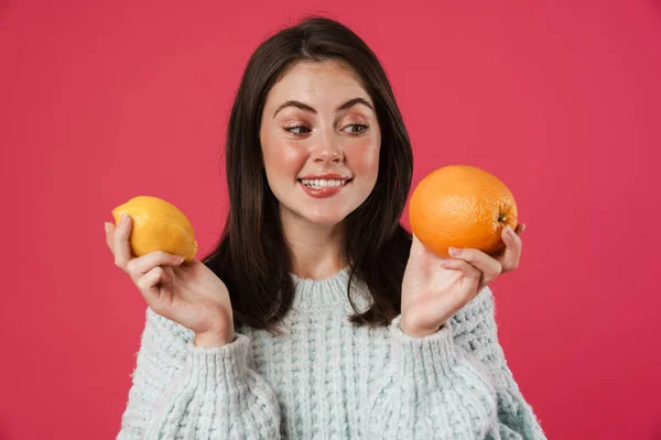 Glada Ung Flicka Som Håller Orange Och Citron Isolerad Över — Stockfoto