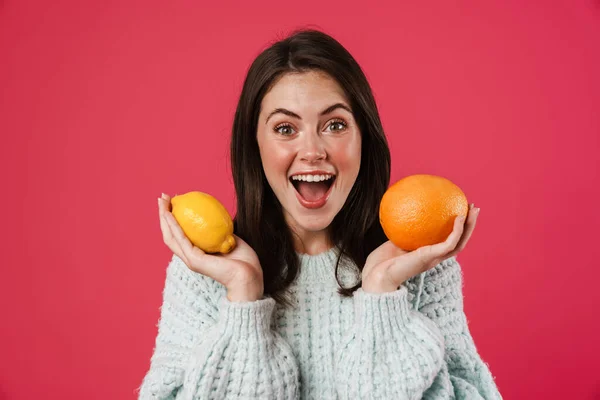 Glada Ung Flicka Som Håller Orange Och Citron Isolerad Över — Stockfoto