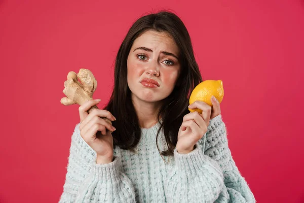 Bild Olycklig Kaukasiska Flicka Som Håller Citron Och Ingefära Isolerad — Stockfoto