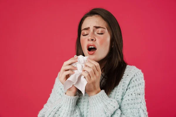 Imagen Niña Hermosa Infeliz Estornudando Servilleta Debido Gripe Aislada Sobre — Foto de Stock