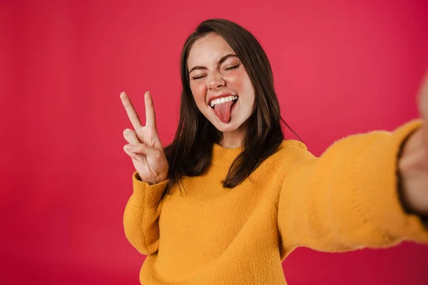 Εικόνα Του Χαρούμενου Κοριτσιού Gesturing Σύμβολο Ειρήνης Ενώ Λήψη Selfie — Φωτογραφία Αρχείου