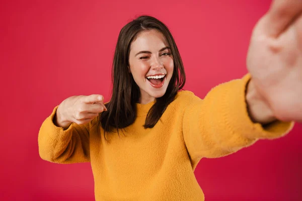 Bild Des Aufgeregten Mädchens Zwinkert Und Zeigt Mit Dem Finger — Stockfoto