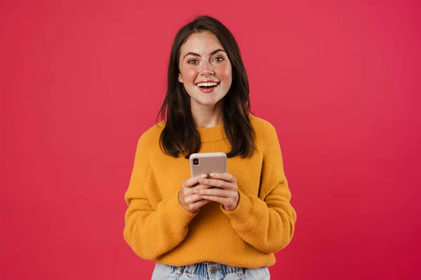 Зображення Радісної Брюнетки Дівчина Посміхається Використовує Мобільний Телефон Ізольовано Рожевому — стокове фото