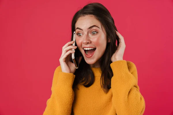 Πορτρέτο Ενός Πολύ Χαρούμενου Κοριτσιού Που Μιλάει Στο Κινητό Τηλέφωνο — Φωτογραφία Αρχείου