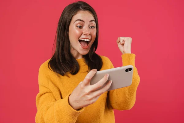 Imagem Menina Animado Fazendo Gesto Vencedor Jogar Videogame Celular Isolado — Fotografia de Stock