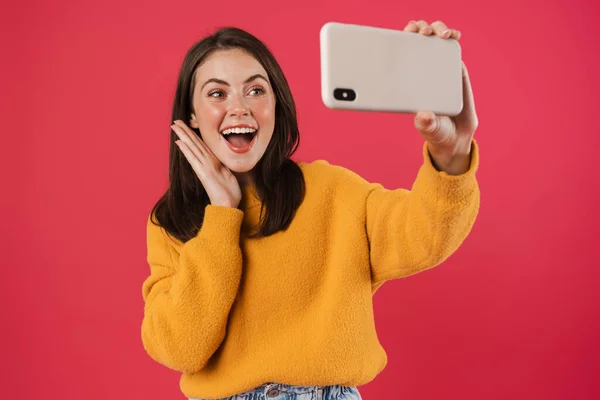 Зображення Усміхненої Брюнетки Яка Фотографує Селфі Мобільному Телефоні Ізольовано Рожевому — стокове фото