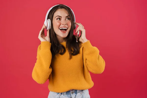 Εικόνα Χαρούμενης Μελαχρινής Κοπέλας Ακουστικά Χρησιμοποιώντας Κινητό Τηλέφωνο Απομονωμένο Ροζ — Φωτογραφία Αρχείου