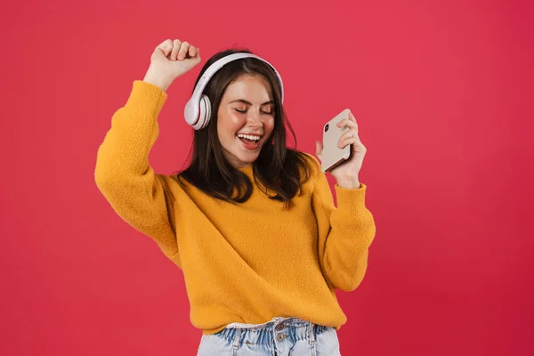 Εικόνα Χαρούμενης Μελαχρινής Κοπέλας Ακουστικά Που Κρατάει Κινητό Ενώ Χορεύει — Φωτογραφία Αρχείου