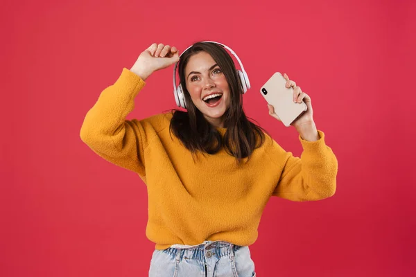 Ευτυχισμένη Νεαρή Όμορφη Γυναίκα Απομονωμένη Ροζ Φόντο Τοίχου Ακούγοντας Μουσική — Φωτογραφία Αρχείου