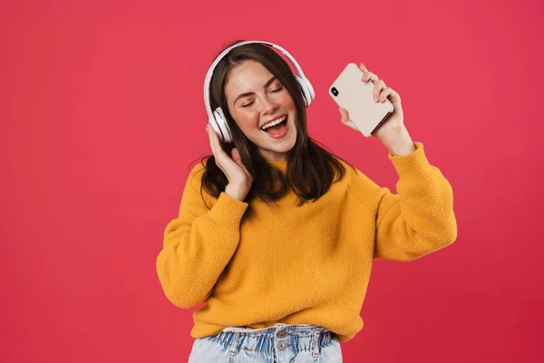 Imagen Chica Morena Alegre Auriculares Sosteniendo Teléfono Celular Mientras Baila — Foto de Stock