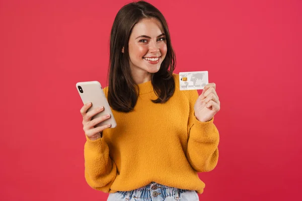 Porträtt Glad Kvinna Som Håller Kreditkort Och Mobiltelefon Medan Tittar — Stockfoto